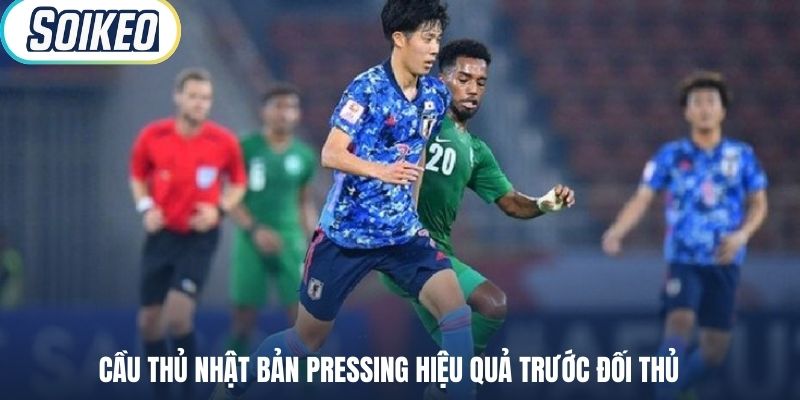 Cầu thủ Nhật Bản pressing hiệu quả trước đối thủ